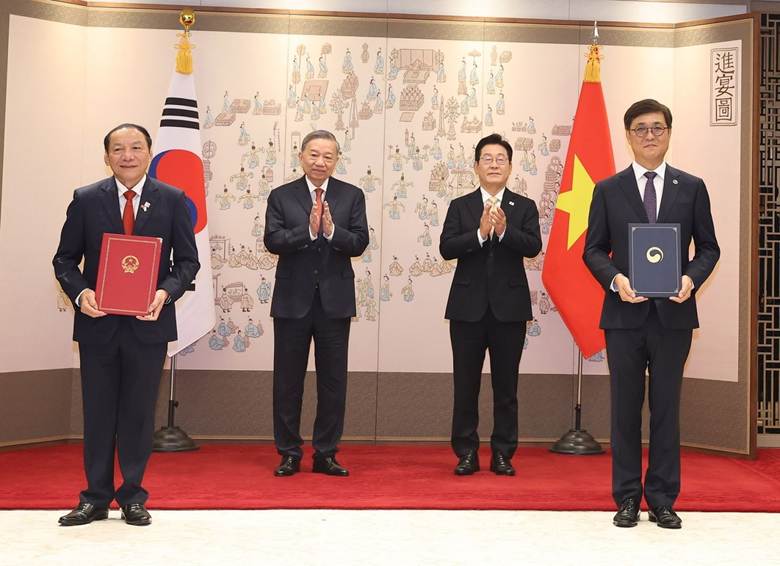 
Công tác văn hóa đối ngoại không ngừng được tăng cường, mở rộng - trong ảnh: Trước sự chứng kiến của Tổng Bí thư Tô Lâm và Tổng thống Hàn Quốc Lee Jae Myung, Bộ trưởng Bộ VHTTDL Nguyễn Văn Hùng và Bộ trưởng Bộ VHTTDL Hàn Quốc Chae Hwi Young đã ký kết Bản ghi nhớ hợp tác về quyền tác giả, quyền liên quan giữa hai bộ, trong khuôn khổ chuyến thăm cấp Nhà nước tới Đại Hàn Dân quốc của Tổng Bí thư Tô Lâm (tháng 8- 2025) - Ảnh: TTXVN

 