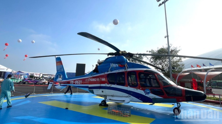 Trực thăng EC-155 B1 tại khu vực Khát vọng bầu trời.