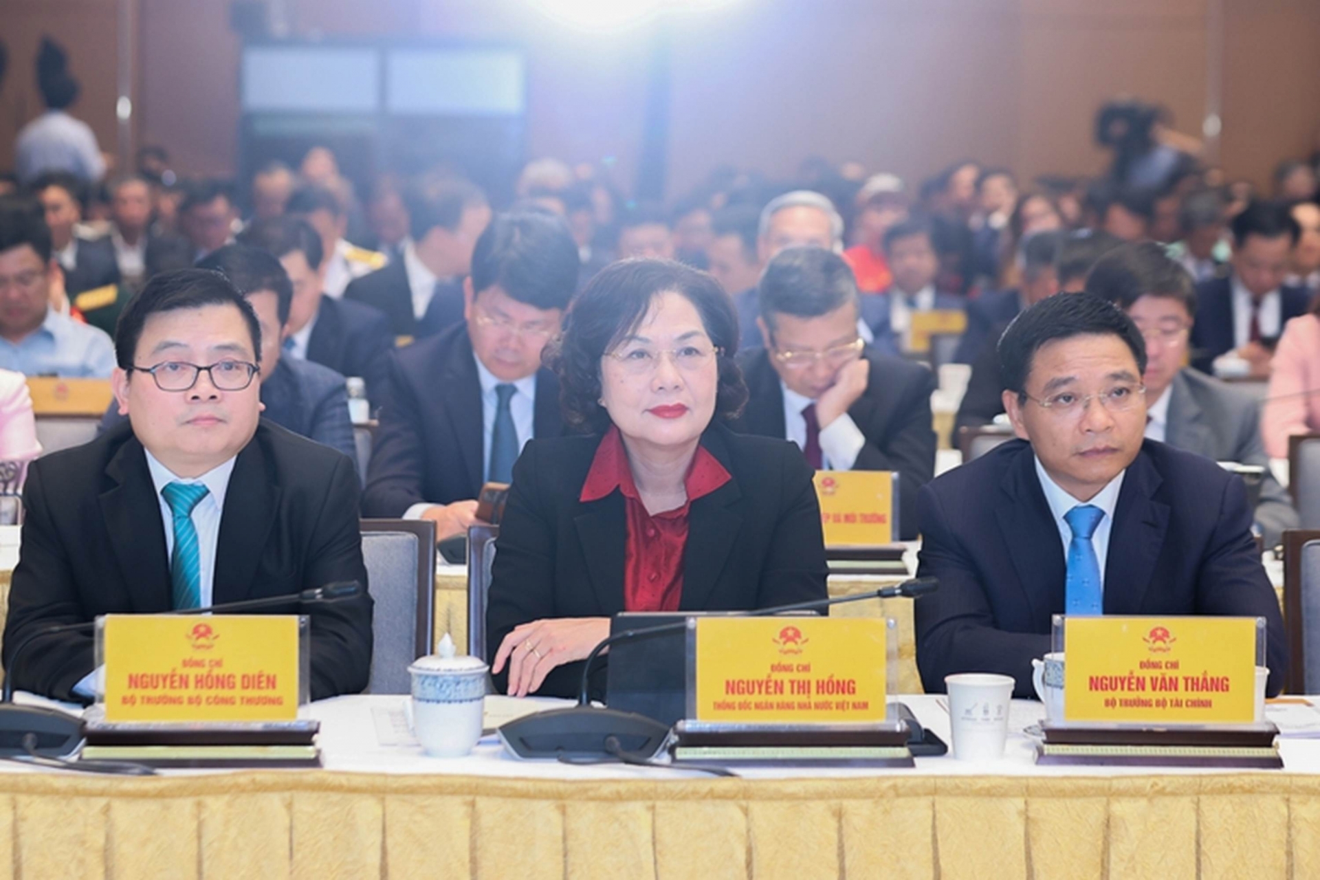 Bộ trưởng Bộ Công Thương Nguyễn Hồng Diên, Thống đốc Ngân hàng Nhà nước Nguyễn Thị Hồng, Bộ trưởng Bộ Tài chính Nguyễn Văn Thắng dự và phát biểu tại buổi gặp mặt - Ảnh: VGP/Nhật Bắc