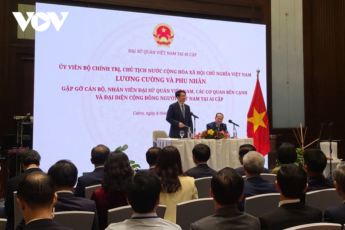  

Tối 4/8, Chủ tịch nước Lương Cường và Phu nhân đã gặp gỡ cán bộ, nhân viên Đại sứ quán, các cơ quan bên cạnh và đại diện cộng đồng người Việt Nam tại Ai Cập. Qua cuộc gặp gỡ, Chủ tịch nước đề nghị Đại sứ quán Việt Nam tại Ai Cập tiếp tục quan tâm, làm tốt hơn nữa công tác người Việt Nam ở nước ngoài, hỗ trợ bà con hội nhập tốt vào xã hội sở tại, đoàn kết, phát triển, vững mạnh.