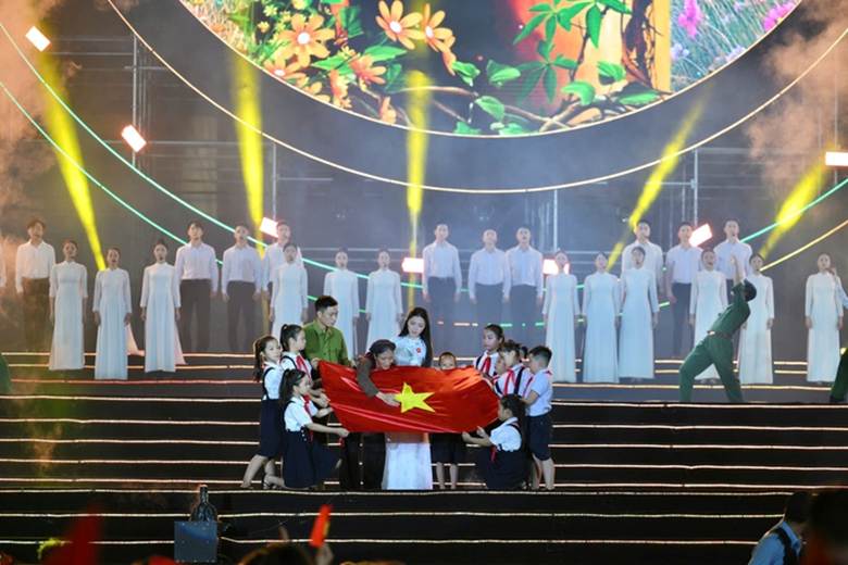 
Phần biểu diễn đầy cảm xúc của Hòa Minzy