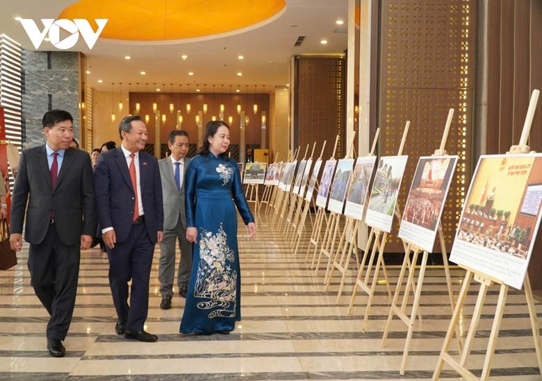 
Nhân dịp này, Đại sứ quán Việt Nam tại Lào đã tổ chức triển lãm ảnh về những thành tựu của Việt Nam đạt được trong 80 năm qua. Trong ảnh: Phó Chủ tịch nước Võ Thị Ánh Xuân thăm quan khu triển lãm ảnh.