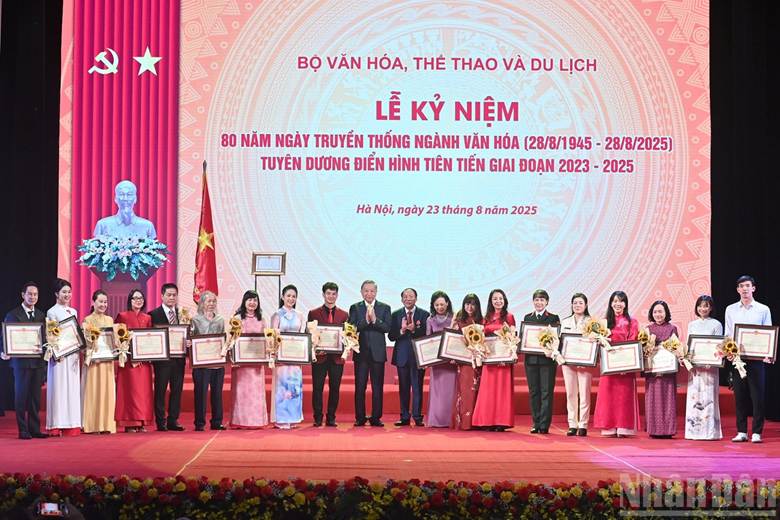 Tổng Bí thư Tô Lâm và Bộ trưởng Văn hoá, Thể thao và Du lịch Nguyễn Văn Hùng trao bằng khen, tặng các cá nhân tiêu biểu.