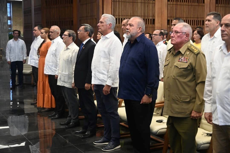 Các đại biểu làm lễ chào cờ. (Ảnh: Đại sứ quán Việt Nam tại Cuba)