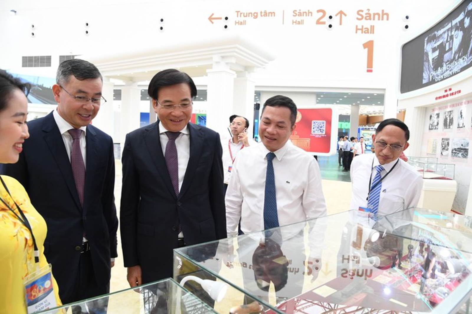 Phó Thủ tướng Thường trực Chính phủ Nguyễn Hòa Bình thăm và trải nghiệm ứng dụng công nghệ tại gian trưng bày của Văn phòng Chính phủ - Ảnh: VGP/Hải Minh