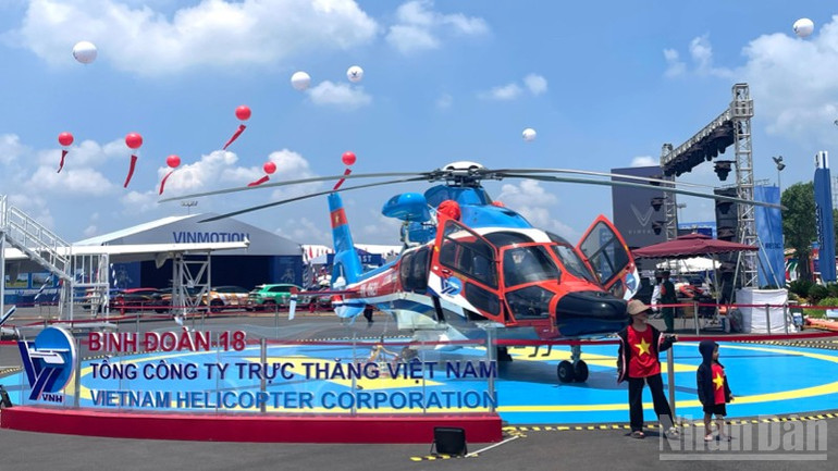 Du khách chụp ảnh lưu niệm với trực thăng EC-155 B1.