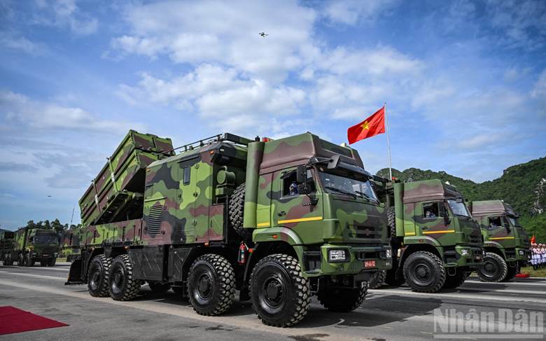 Hệ thống tên lửa Trường Sơn do Viettel nghiên cứu, sản xuất. Tổ hợp bao gồm xe chỉ huy chiến đấu, xe radar, xe bệ phóng,...