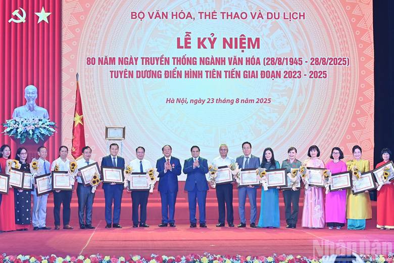 Thủ tướng Phạm Minh Chính và Bộ trưởng Văn hoá, Thể thao và Du lịch Nguyễn Văn Hùng trao bằng khen tặng các cá nhân tiêu biểu.