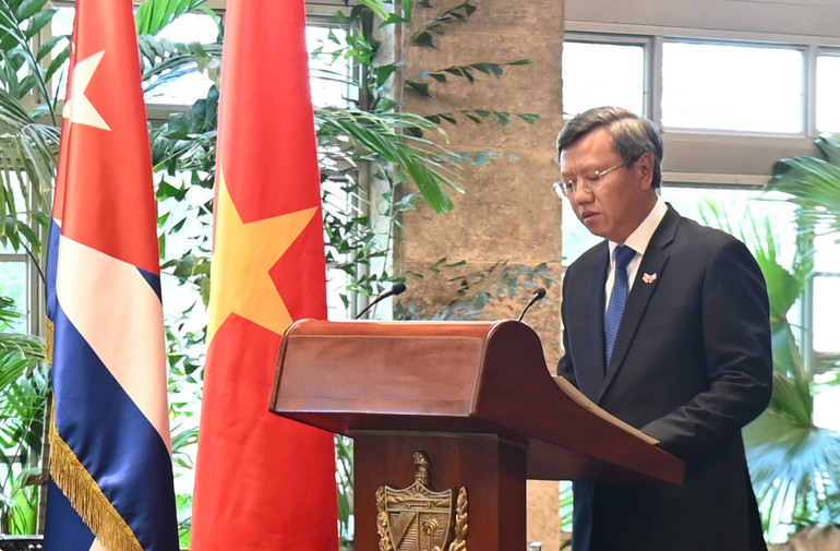 Đại sứ Việt Nam tại Cuba Lê Quang Long phát biểu tại Lễ kỷ niệm. (Ảnh: Đại sứ quán Việt Nam tại Cuba)