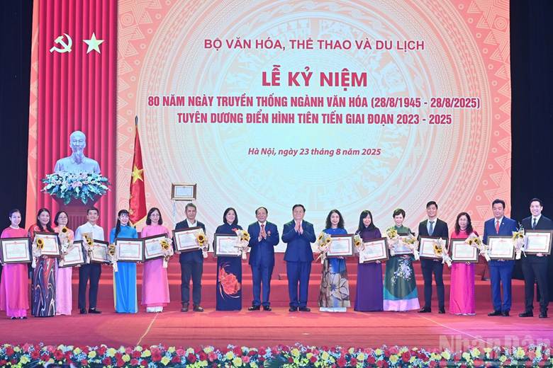 Trưởng Ban Tuyên giáo và Dân vận Trung ương Nguyễn Trọng Nghĩa và Bộ trưởng Văn hoá, Thể thao và Du lịch Nguyễn Văn Hùng trao Bằng khen tặng các cá nhân tiêu biểu.