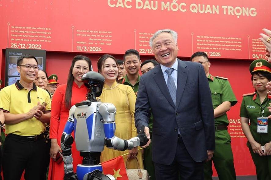 Phó Thủ tướng Thường trực Chính phủ Nguyễn Hòa Bình thăm gian trưng bày của Trung tâm Dữ liệu Quốc gia - Ảnh: VGP/Nhật Bắc