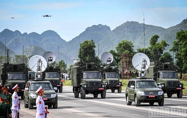 Tổ hợp các khí tài thông tin liên lạc vệ tinh và vô tuyến của Binh chủng thông tin liên lạc.