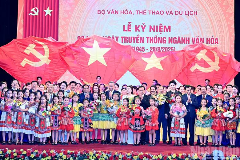 Tổng Bí thư Tô Lâm, Thủ tướng Chính phủ Phạm Minh Chính và các đại biểu chụp ảnh lưu niệm với các diễn viên, nghệ sĩ tại lễ kỷ niệm.