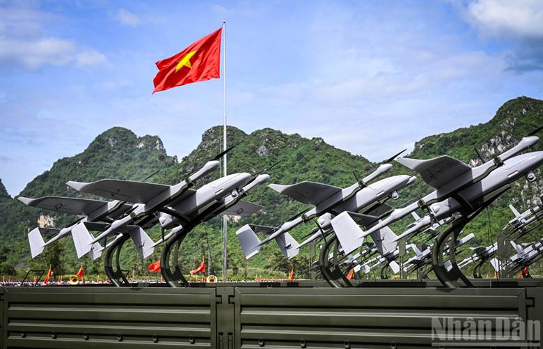 Hệ thống máy bay không người lái - UAV cảm tử. Tổ hợp phương tiện bay không người lái có khả năng trinh sát, hoạt động cả ngày lẫn đêm, phát hiện nhận dạng mục tiêu chiến đấu và có khả năng tấn công hiệu quả vào xe bộ binh, các xe cơ giới hạng nhẹ.