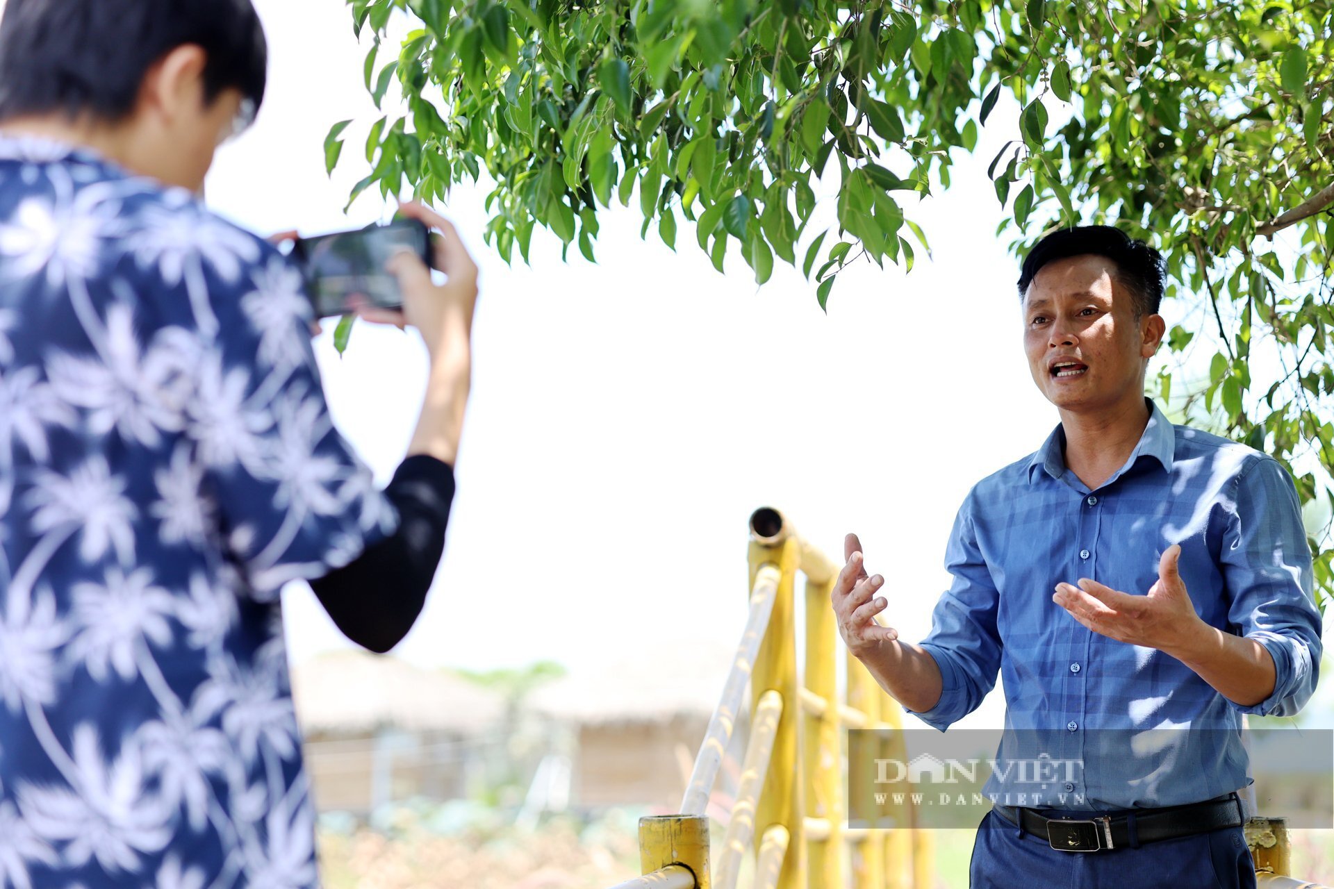 Anh Nguyễn Hữu Quyền tận dụng các nền tảng mạng xã hội như Facebook, TikTok và Zalo, đăng tải hình ảnh và video clip về Thôn Trang Liên Nhật để thu hút du khách. Ảnh: PV
