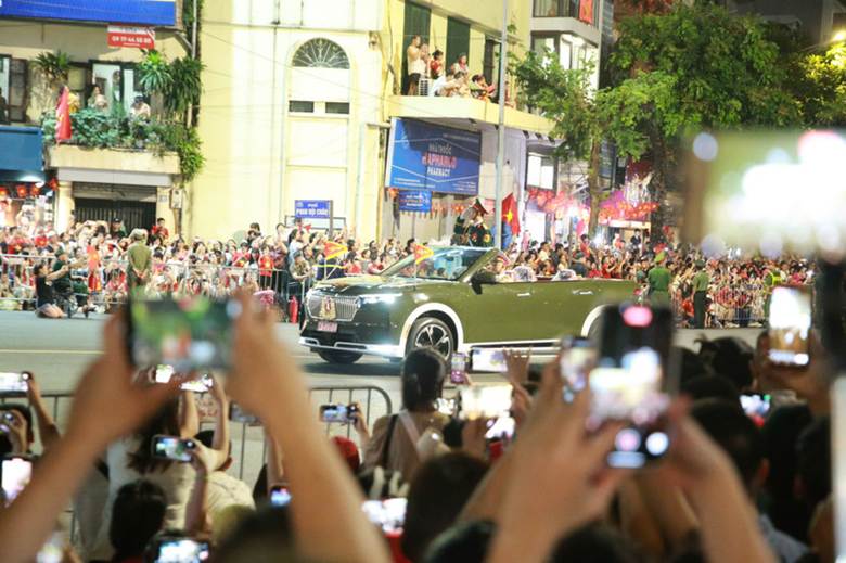 Người dân chào đón đoàn diễu binh, diễu hành qua các con phố.