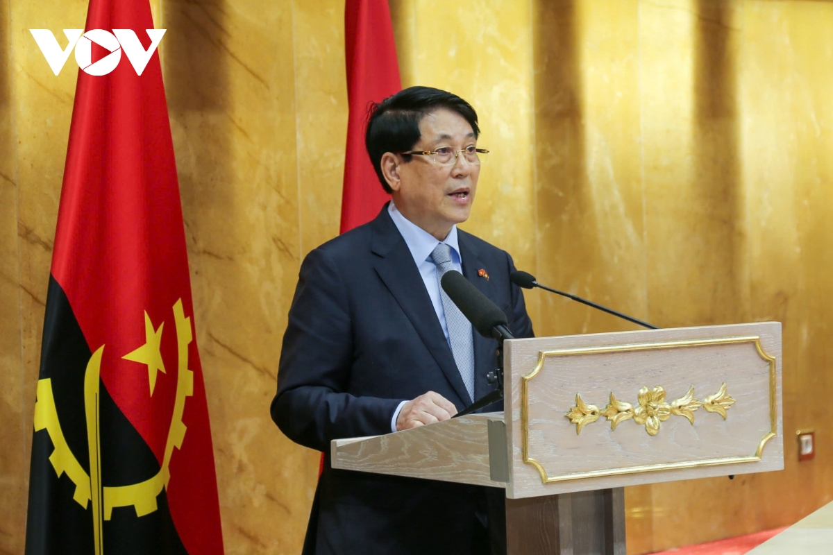  

Chiều 7/8, Chủ tịch nước Lương Cường đã có bài phát biểu chính sách quan trọng tại Phiên họp toàn thể đặc biệt của Quốc hội Angola với chủ đề “Nâng quan hệ Việt Nam - Angola lên tầm cao mới, trở thành cầu nối thúc đẩy hòa bình, hợp tác và phát triển bền vững ở Đông Nam Á và châu Phi. Sau đó, Chủ tịch nước Lương Cường và Chủ tịch Quốc hội Angola Carolina Cerqueira đã hội kiến.

 