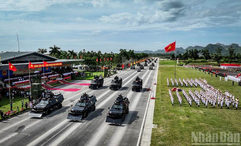 Nhiều loại khí tài đặc chủng của lực lượng Công an nhân dân như xe tác chiến chống khủng bố của lực lượng Cảnh sát đặc nhiệm, xe trung tâm chỉ huy tác chiến cơ động, xe đặc chủng bọc thép chống đạn, xe đặc chủng tác chiến dưới nước của lực lượng Cảnh sát cơ động, xe đặc chủng hỗ trợ tác chiến đa năng, xe đặc chủng chống bạo loạn... cũng xuất hiện trong buổi hợp luyện.