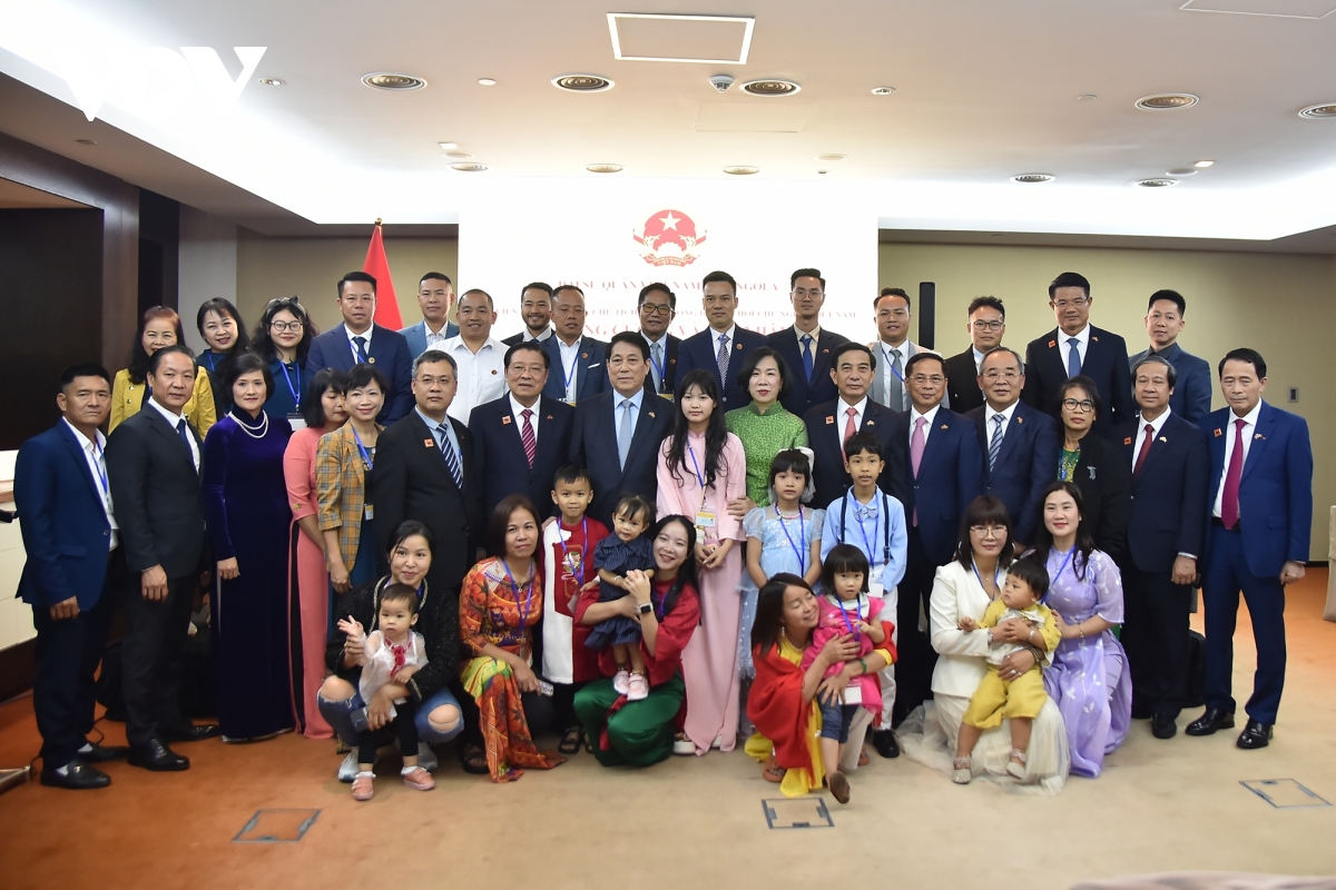  

Tối 7/8, Chủ tịch nước Lương Cường đã dự lễ kỷ niệm 50 năm thiết lập quan hệ ngoại giao Việt Nam – Angola do Đại sứ quán Việt Nam tại Angola tổ chức. Cũng trong tối 7/8, Chủ tịch nước Lương Cường và phu nhân cùng đoàn đại biểu cấp cao Việt Nam đã gặp gỡ cán bộ, nhân viên Đại sứ quán và cộng đồng người Việt Nam tại Angola.

 