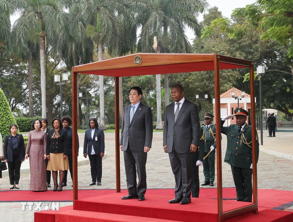  

Chiều 8/8/2025, Chủ tịch nước Lương Cường và Phu nhân cùng đoàn đại biểu cấp cao Việt Nam đã rời thủ đô Luanda, kết thúc tốt đẹp chuyến thăm cấp Nhà nước tới Angola theo lời mời của Tổng thống Joao Manuel Goncalves Lourenco và Phu nhân. Trước đó, lễ tiễn Chủ tịch nước Lương Cường và Phu nhân đã được tổ chức trang trọng tại Phủ Tổng thống Angola. (Ảnh: TTXVN)