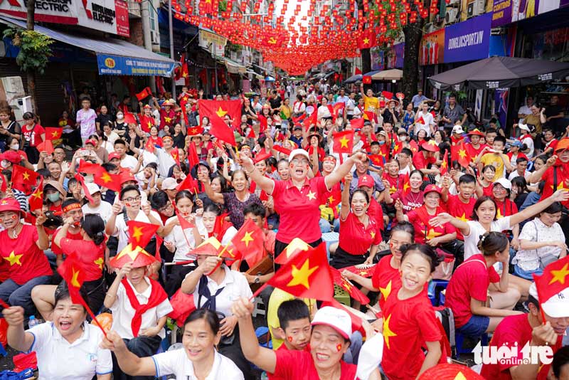 Sự quan tâm đặc biệt của người dân tới lễ kỷ niệm 80 năm Quốc khánh 2/9 - Ảnh: NAM TRẦN