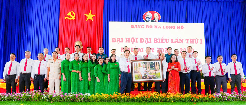 Đồng chí Hồ Thị Hoàng Yến- Phó Bí thư Thường trực Tỉnh ủy tặng bức tranh Chủ tịch Hồ Chí Minh đến BCH Đảng bộ xã Long Hồ nhiệm kỳ 2025 - 2030. 