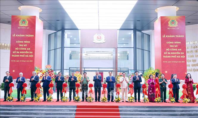 Tổng Bí thư Tô Lâm cùng các đại biểu thực hiện nghi thức cắt băng khánh thành Trụ sở Bộ Công an tại số 96 Nguyễn Du, thành phố Hà Nội. Ảnh: Phạm Kiên/TTXVN
