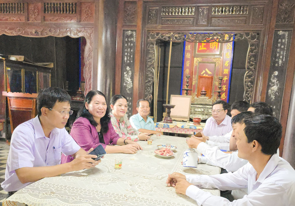 Phó Chủ tịch UBND tỉnh- Nguyễn Thị Bé Mười cùng đoàn công tác khảo sát tại đình Phú Lễ.
