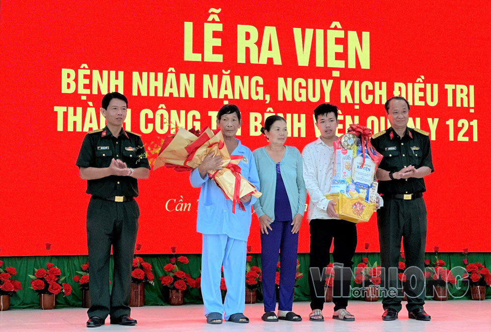 Lãnh đạo Bệnh viện Quân y 121, chúc mừng bệnh nhân Bùi Văn Đông (Vĩnh Long) được xuất viện.

