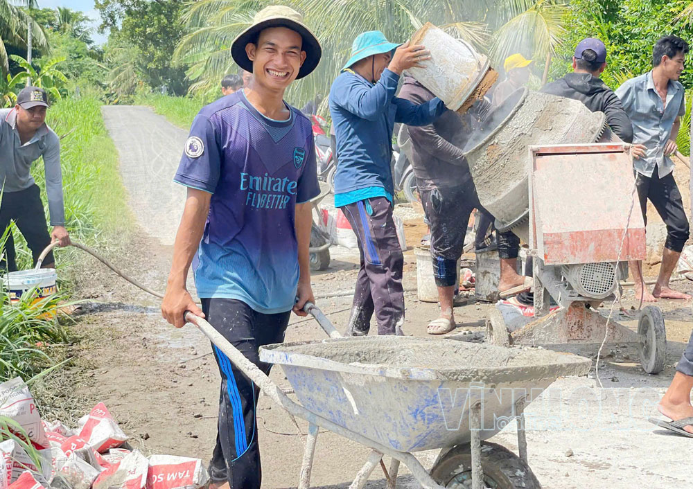 Đoàn viên, thanh niên xã Châu Thành đóng góp ngày công xây dựng cầu nông thôn, góp phần tạo thuận lợi cho việc đi lại của người dân.

