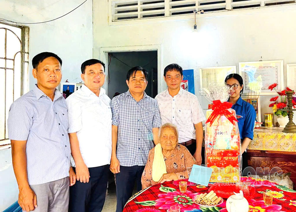 Hoạt động tri ân đền ơn đáp nghĩa tại địa phương. Ảnh: CẨM TRÚC

