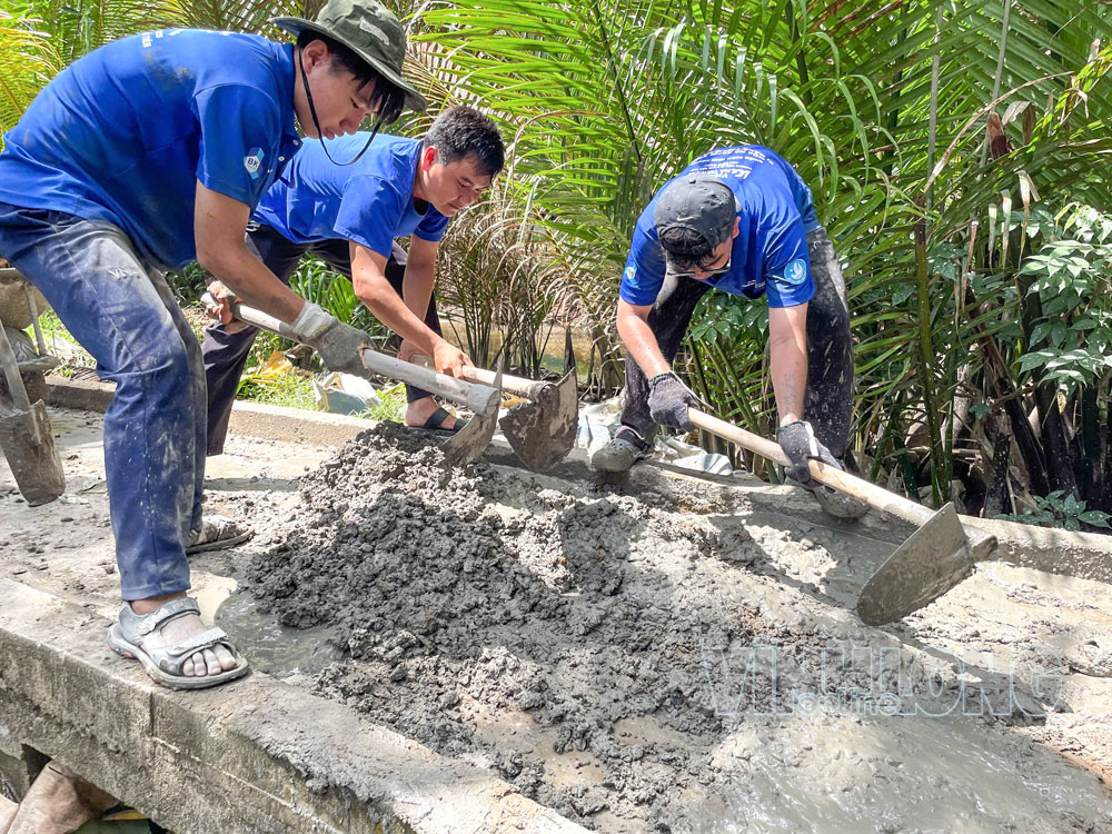Chiến sĩ tình nguyện Trường ĐH Bách Khoa thi công đổ bê tông tuyến đường Tổ nhân dân tự quản số 5, ấp Mỹ Chánh, xã Phước Long.

