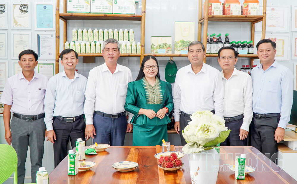 Đồng chí Kim Ngọc Thái- Phó Bí thư Tỉnh ủy, Chủ tịch Ủy ban MTTQ Việt Nam tỉnh (thứ 3 từ phải sang) cùng đoàn công tác tham quan khu trưng bày sản phẩm của Công ty TNHH Trà Vinh Farm (Sokfarm).

