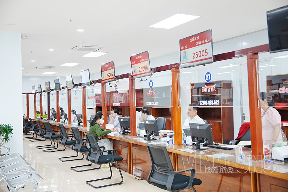 Người dân, doanh nghiệp đến làm thủ tục hành chính tại Trung tâm Phục vụ hành chính công tỉnh. Ảnh: NAM ANH

