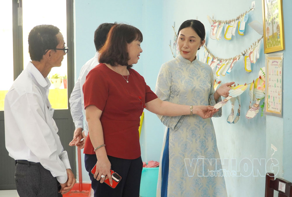 Bà Nguyễn Thị Thúy Hằng- Phó Chủ tịch UBND xã Phú Thuận cùng cán bộ, giáo viên Trường Tiểu học Long Định kiểm tra trường lớp trước thềm năm học mới.

