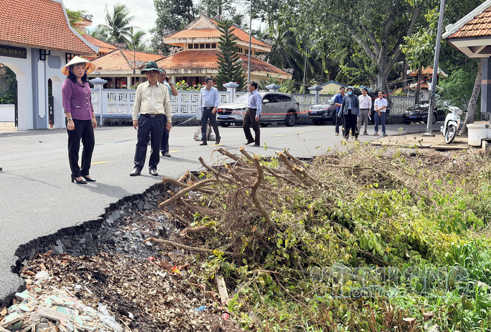 Đồng chí Châu Văn Hòa- Tỉnh ủy viên, Phó Chủ tịch UBND tỉnh khảo sát sạt lở tại xã Vĩnh Xuân.