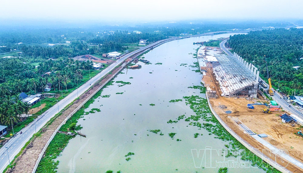 Dự án Kè chống sạt lở bờ sông Láng Thé kết hợp khán đài đua ghe ngo có tiến độ thi công tốt.

