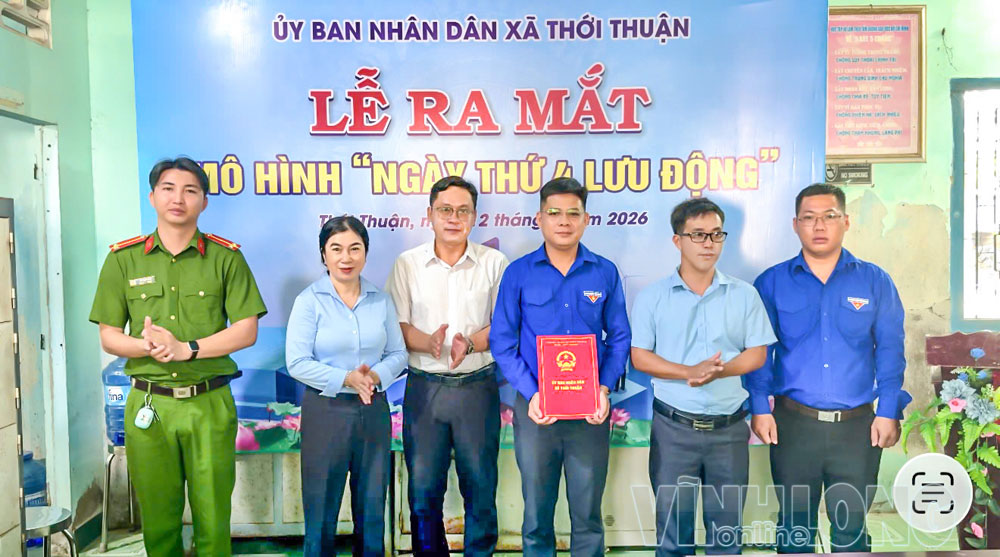 Trao quyết định thành lập Tổ Hỗ trợ dịch vụ công trực tuyến lưu động.

