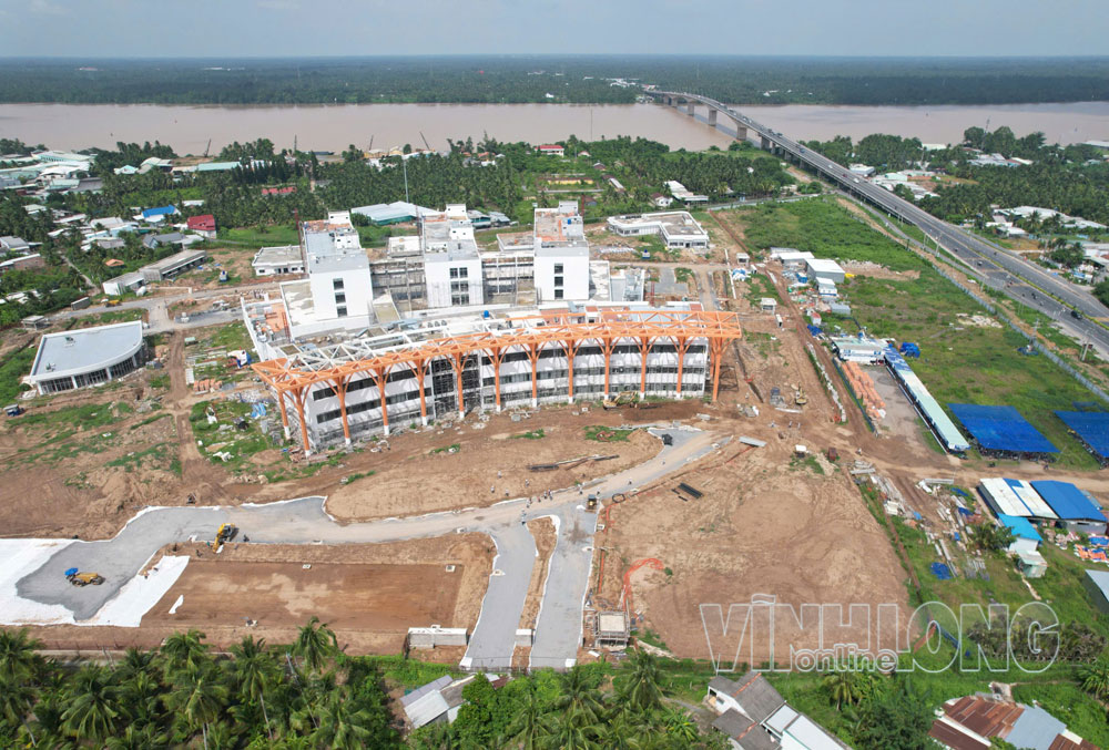 Dự án BVĐK Bến Tre thực hiện đạt khoảng 64% khối lượng xây dựng. Ảnh: PHAN HÂN

