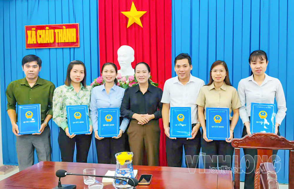 Đồng chí Nguyễn Thị Ngọc Nhi- Chủ tịch UBND xã Châu Thành trao quyết định cho các cá nhân.

