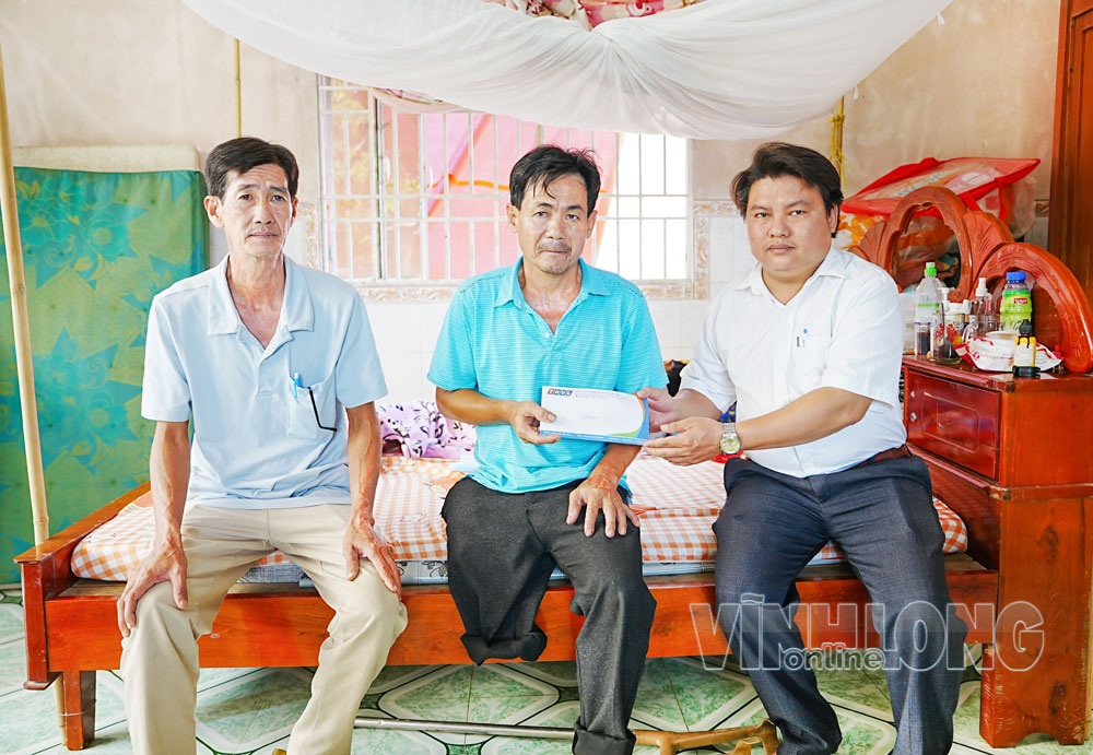 Ông Võ Hoàng Danh nhận tiền hỗ trợ từ bạn đọc.