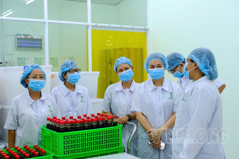 Sản phẩm mật hoa dừa và các sản phẩm chế biến từ dừa của Sokfarm. Ảnh: THẢO LY

