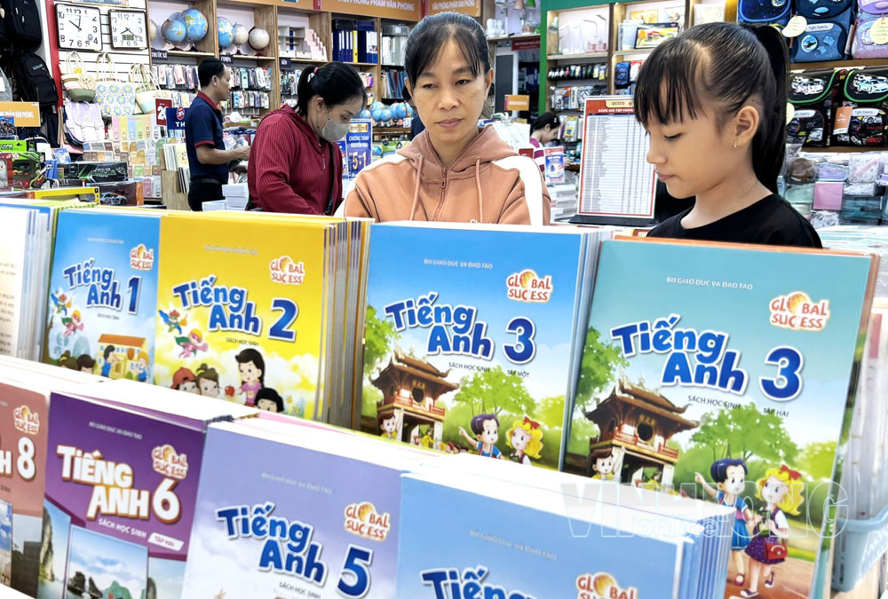 Phụ huynh và học sinh tìm mua sách tại Fahasa vào tối 13/8.