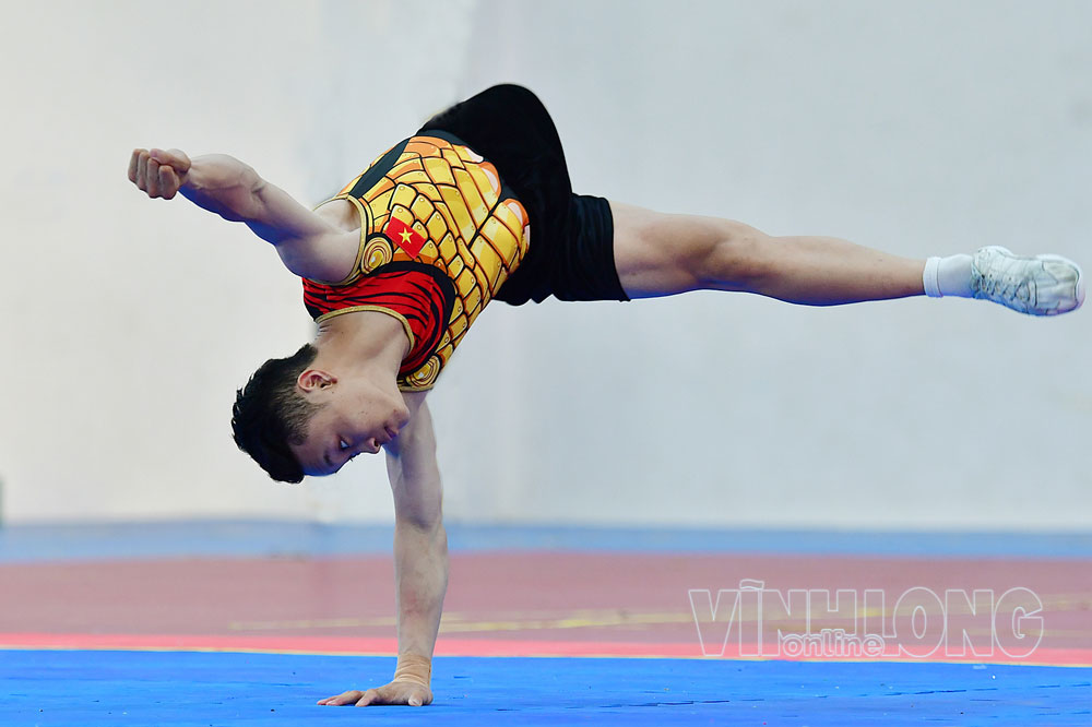 VĐV Phạm Nguyễn Khánh Nhân đơn vị Vĩnh Long trong bài thi đơn nam.

