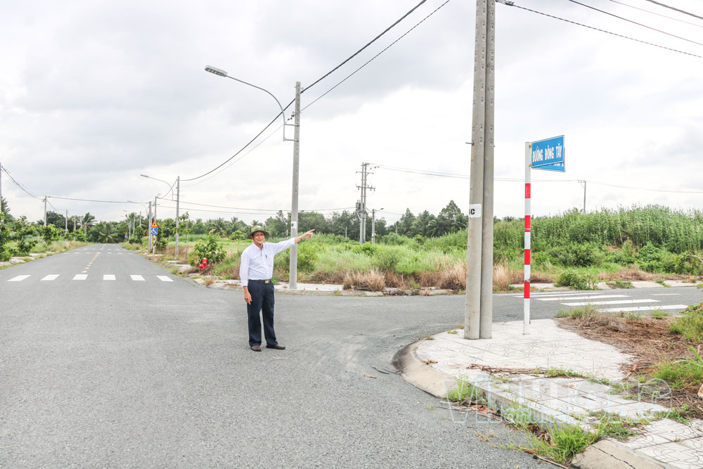 Ông Lê Duy Tâm- Tổng Giám đốc Công ty CP và Đầu tư Xây dựng Đông Á tại khu đất đã được nhà đầu tư triển khai hạ tầng. Ảnh: TH. THẢO

