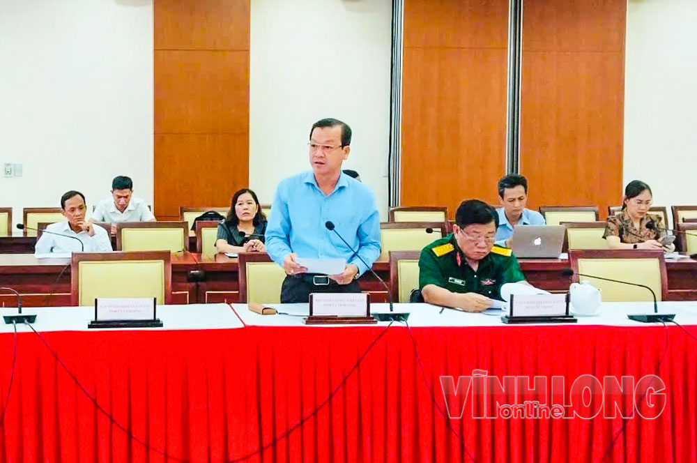 Đồng chí Nguyễn Văn Vĩnh- Phó Trưởng Ban Tuyên giáo và Dân vận Tỉnh ủy phát biểu tham luận tại buổi tọa đàm. Ảnh: QUỲNH NHƯ

