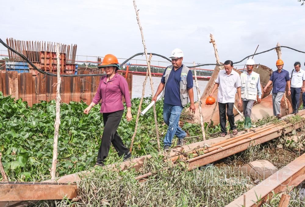 Đoàn giám sát HĐND tỉnh khảo sát Dự án Xây dựng cầu Ba Lai 6, tại xã Châu Hưng.