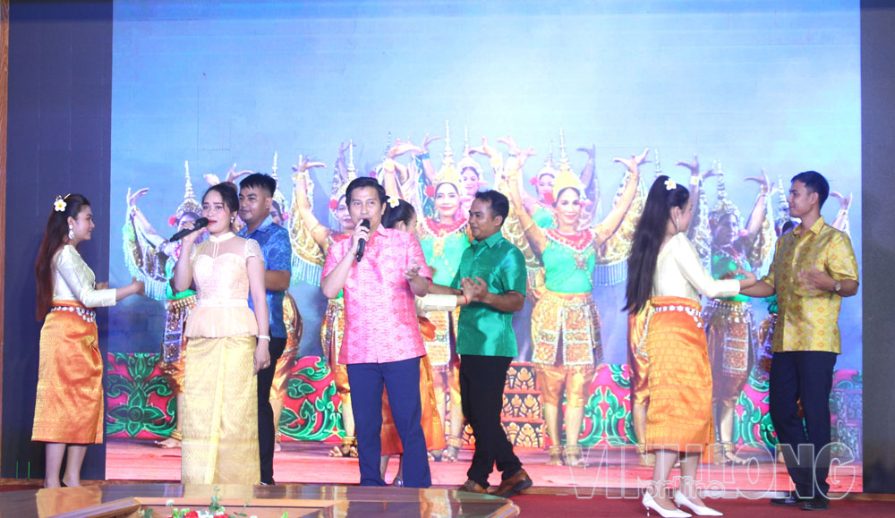 Đoàn Nghệ thuật Khmer Ánh Bình Minh biểu diễn tại Hội thi giới thiệu mô hình
“Học tập và làm theo tư tưởng, đạo đức, phong cách Hồ Chí Minh” tại Sở Văn hóa-TT-DL.

