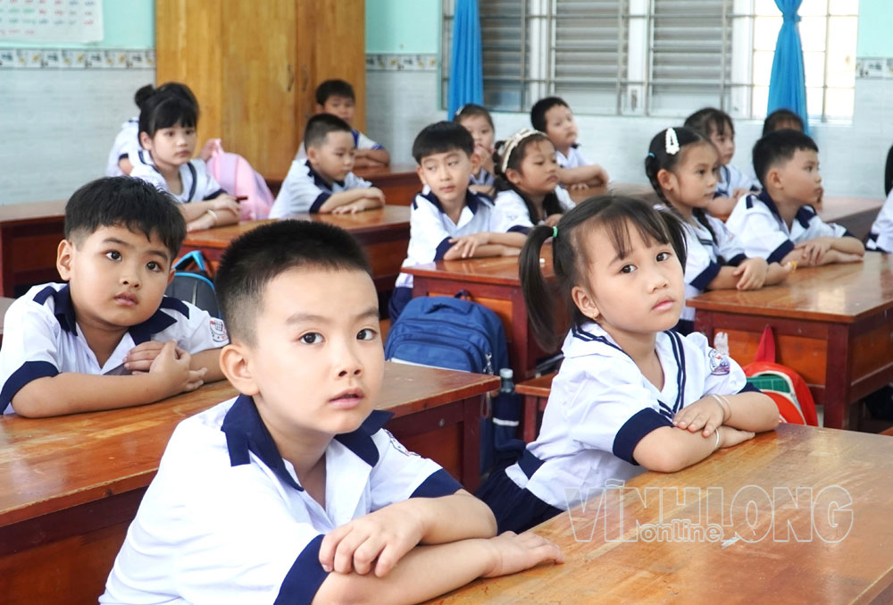 Học sinh lớp 1 Trường Tiểu học Hưng Phong trong buổi tựu trường làm quen trường lớp.

