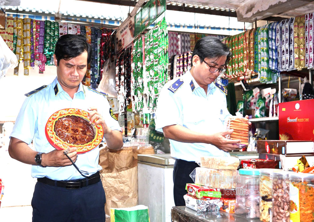Đoàn kiểm tra tại tiệm tạp hóa trên địa bàn xã Đại Điền.

